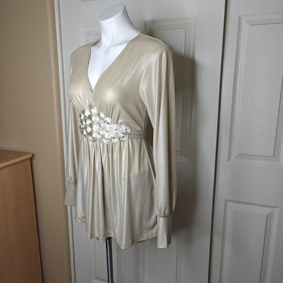 ECI New York Metallic Gold Rosette V-neck Blouse sz S - Picture 2 of 9